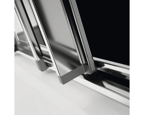 Detaliu cabină de duș cu ușă glisantă și cadru metalic