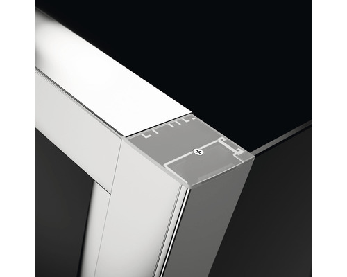 Prim-plan cu un profil de cabină de duș cu un conector de colț transparent.