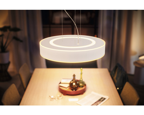 Lumină de tavan rotundă din material textil deasupra unei mese de sufragerie