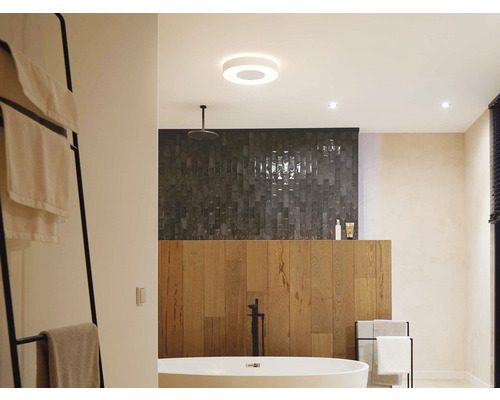 Baie cu cadă freestanding, suport pentru prosoape, plafonieră și duș.