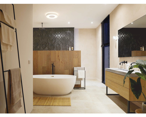 Baie luminoasă cu cadă independentă, chiuvetă și suport pentru prosoape