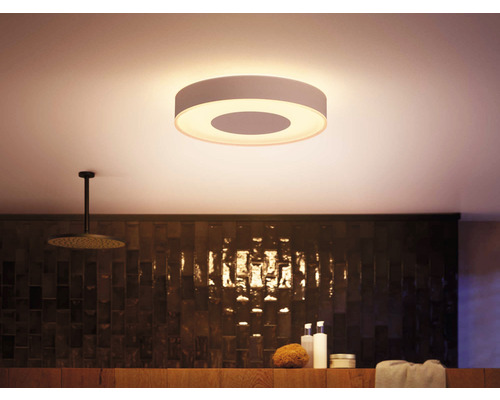 Baie cu corp de iluminat încastrat în tavan, duș cu efect de ploaie și produse de îngrijire