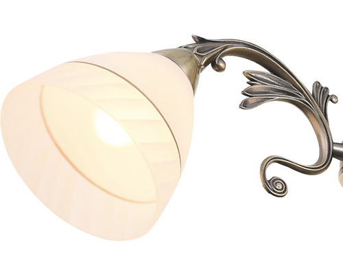 Prim-plan al unei lămpi de perete cu abajur de sticlă