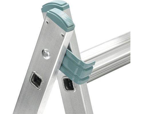 Prim-plan cu o scară de aluminiu cu picior din plastic