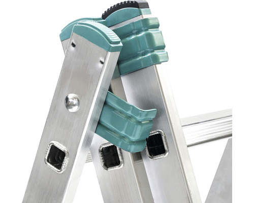 Prim-plan cu o scară din aluminiu cu mecanism de siguranță