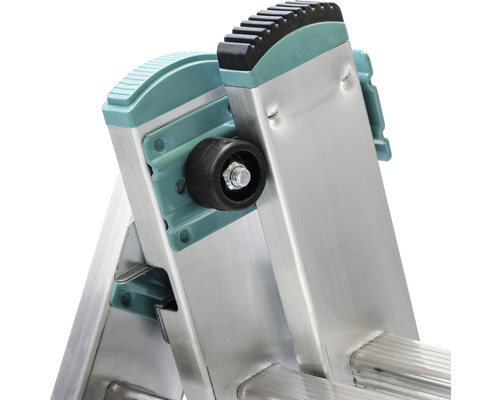 Imagine detaliată a unei scări din aluminiu cu role de transport