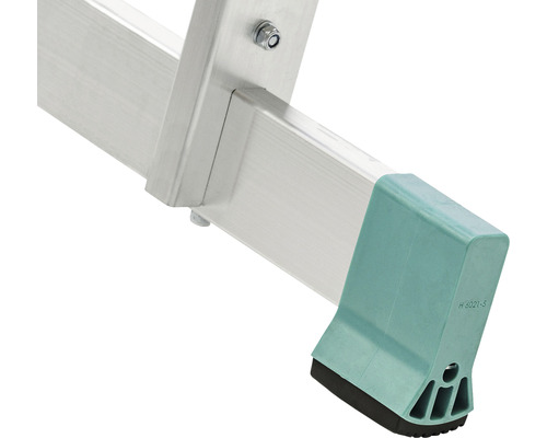 Detaliu al unei scări din aluminiu cu capac de picior