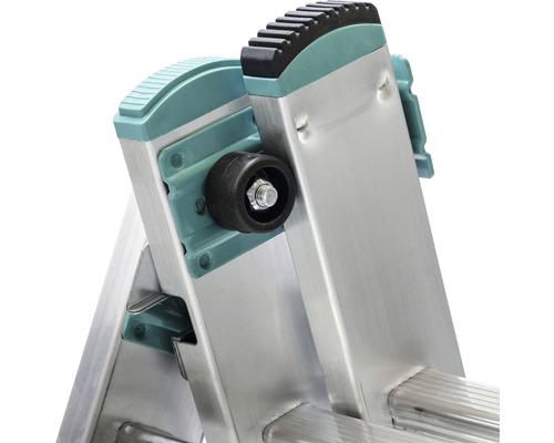 Vizualizare detaliată a unei scări de aluminiu cu roți pentru transport ușor