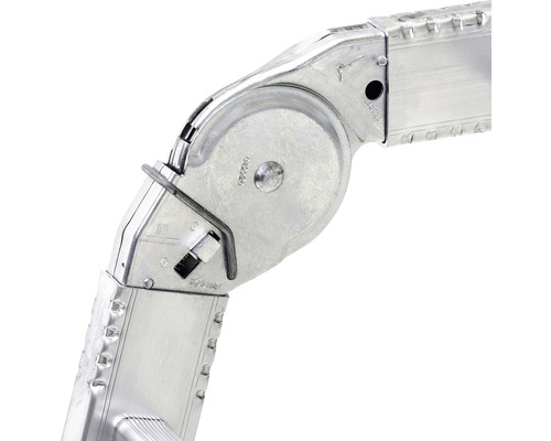 Prim-plan cu articulația unei scări din aluminiu.