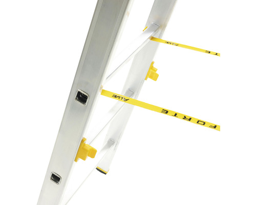 Imagine detaliată cu o scară din aluminiu cu bandă de siguranță