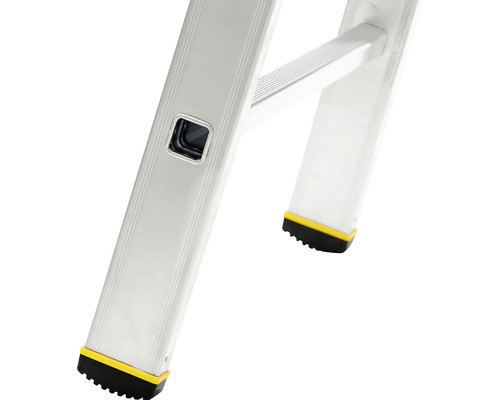 Imagine detaliată a unei scări din aluminiu cu picioare din cauciuc pentru o poziție sigură