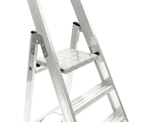 Prim-plan cu scară din aluminiu cu trepte și o platformă.