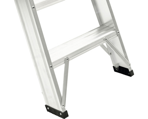 Imagine detaliată a unei scări din aluminiu cu trepte și picioare antiderapante