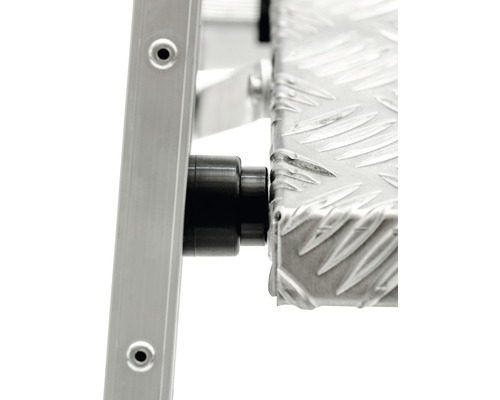 Vizualizare detaliată a unei scări din aluminiu cu treaptă