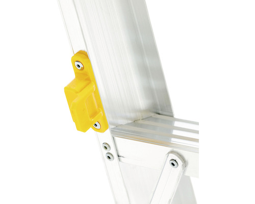 Imagine detaliată cu o scară din aluminiu cu închidere de siguranță galbenă.