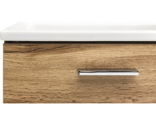 Prim-plan al unui dulap inferior de lavoar cu aspect de lemn și un mâner.