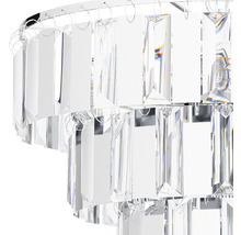 Prim-plan cu un candelabru de cristal cu cristale dreptunghiulare
