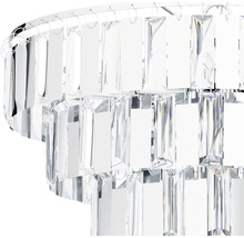 Detaliu al unui candelabru cu pandantive din sticlă de cristal