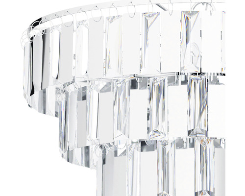 Detaliu al unui candelabru cu pandantive din sticlă de cristal