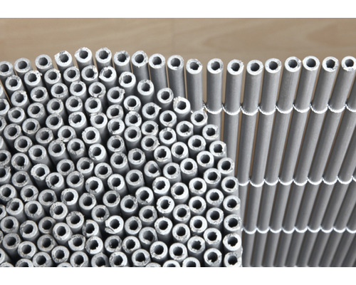 Protecție vizuală Konsta PVC premium 3x1,8 m gri Prim-plan al unui paravan de confidențialitate realizat din tuburi de plastic