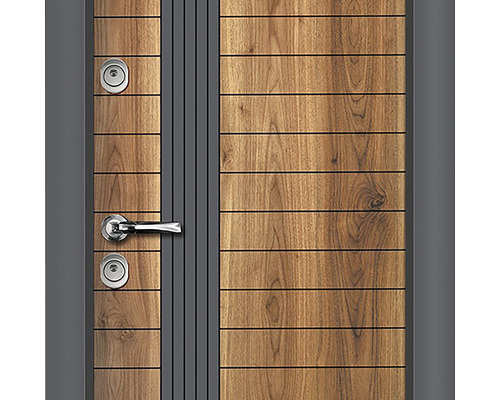 Ușă din lemn cu panouri orizontale, mâner și încuietoare