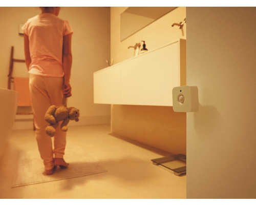 Scenă dintr-o baie cu un senzor de mișcare pe perete