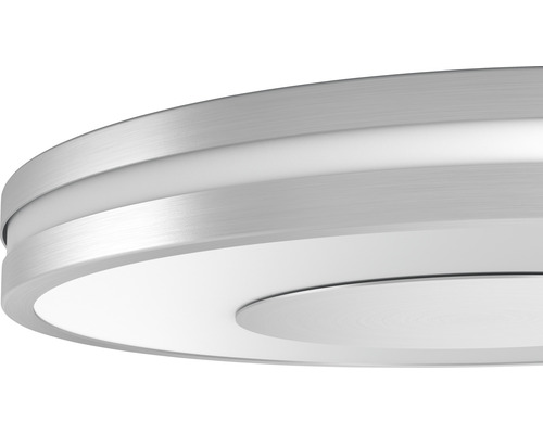 Prim-plan cu o plafonieră rotundă din metal