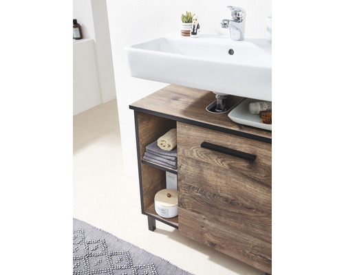 Dulap sub chiuvetă cu raft deschis și prosoape în baie