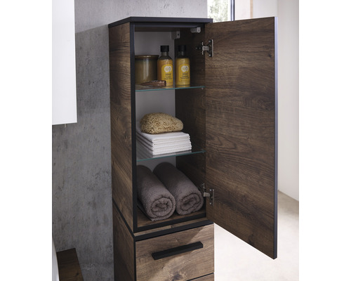 Dulap înalt din lemn cu ușă deschisă și compartimente pentru accesorii de baie