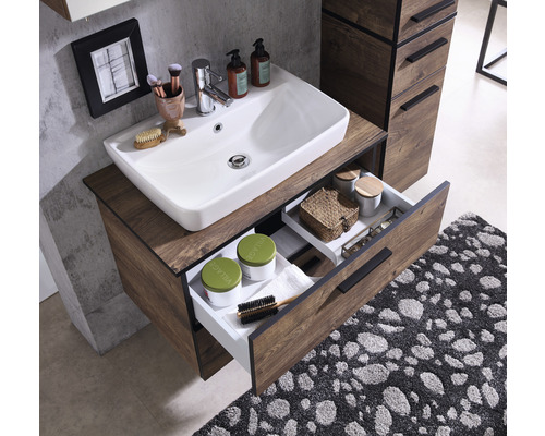 Mobilier de baie cu lavoar, cu sertar cu aspect de lemn și lavoar alb aplicat.