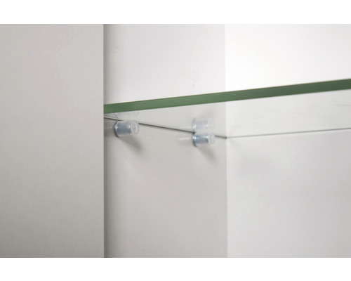 Raft de sticlă cu suporturi într-un dulap de baie