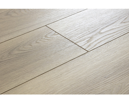 Prim-plan cu o podea laminată cu structură de lemn