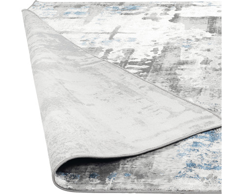 Covor gri cu model abstract, parțial rulat