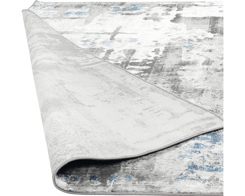 Covor gri cu model abstract, parțial rulat