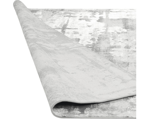 Covor cu model abstract, parțial rulat