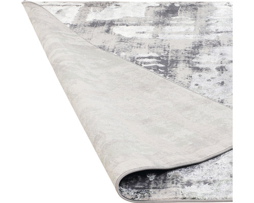 Covor rulat cu model abstract