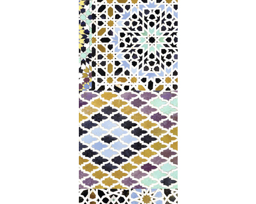 Prim-plan cu plăci de mozaic cu modele geometrice