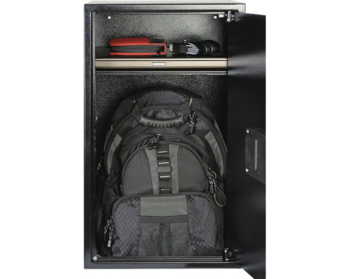 Seif deschis cu rucsac și alte obiecte de valoare în interior