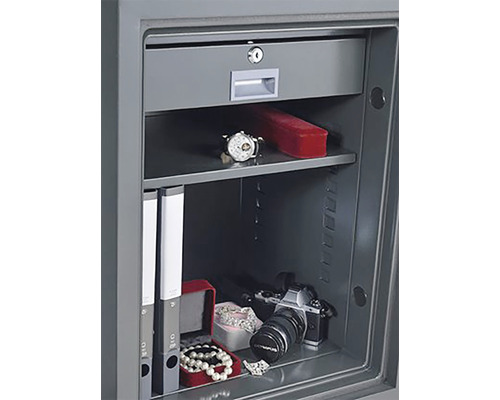 Seif deschis cu obiecte de valoare în interior