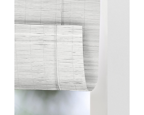 Rulou din bambus la fereastră