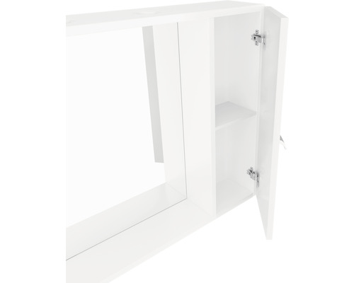 Dulap de oglindă alb cu ușă deschisă și raft