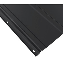 Prim-plan cu o tablă trapezoidală neagră din oțel, cu orificii de fixare.