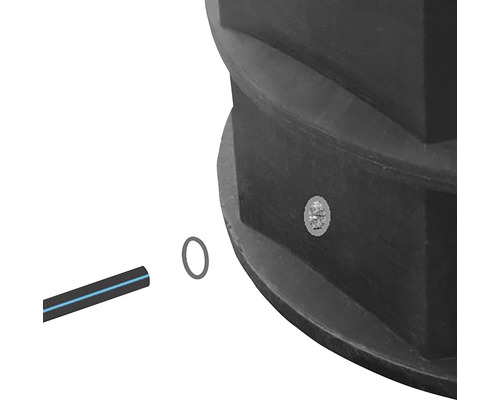 Prim-plan cu racordul butoiului de apă de ploaie cu racord de furtun și inel de etanșare