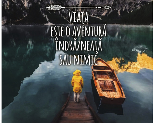 Scenă cu lac, munți și un copil într-o haină de ploaie galbenă, plus o barcă și textul ''Viața este o aventură, îndrăznește sau nimic''.
