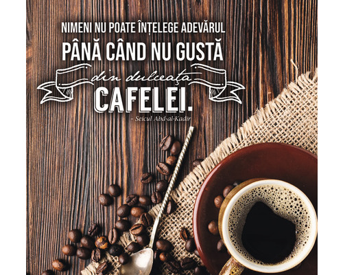 Ceașcă de cafea cu boabe de cafea și citat pe masă de lemn