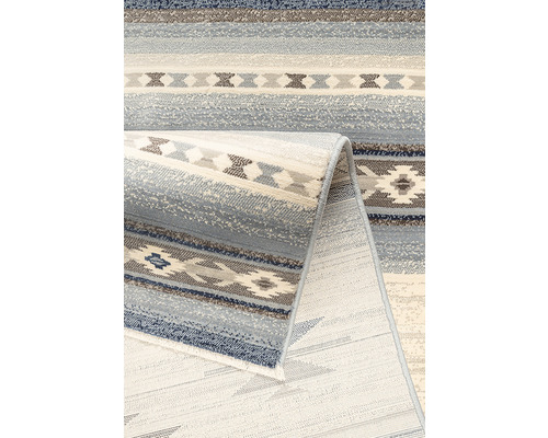 Covor cu dungi și model