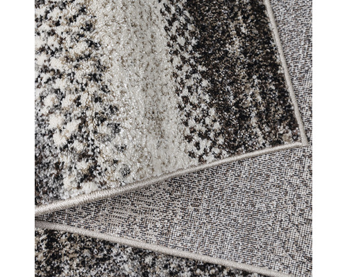 Prim-plan al unui covor cu model abstract