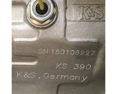 Prim-plan al unui produs K și S cu număr de serie și informații despre producător