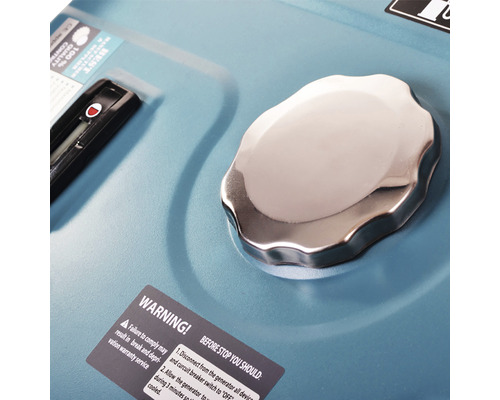 Prim-plan cu un generator cu capacul rezervorului și avertismente