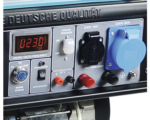 Panou de control al unui generator de curent cu afișaj digital, comutatoare și prize